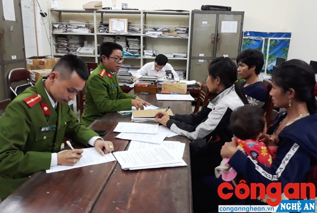 Cán bộ Công an huyện Kỳ Sơn lấy lời khai đối tượng trong vụ án mua bán người