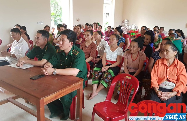 Đồn BP Tri Lễ tuyên truyền phòng, chống tội phạm mua bán người cho người dân xã Tri Lễ, huyện Quế Phong
