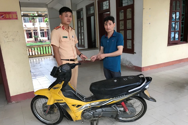 Cán bộ Đội CSGT Công an huyện Yên Thành đã trao trả chiếc xe gắn máy cho anh Ngô Văn Hòa