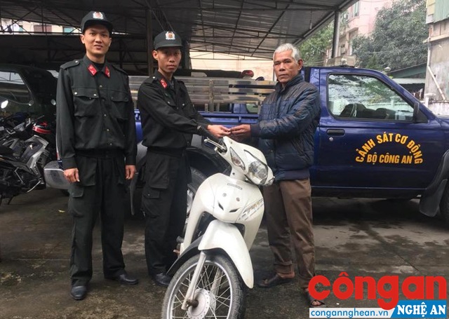 Đại diện Đại Đội Cảnh sát Cơ động, Phòng Cảnh sát Cơ động trao trả chiếc xe là tài sản bị mất trộm cho người dân - Ảnh: Đình Hưng
