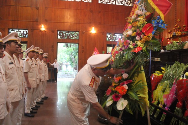 Đại tá Phạm Hoài Nam, Trưởng phòng CSHS dâng hoa lên anh linh Chủ tịch Hồ Chí Minh