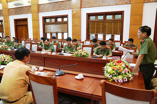 Đại tá Lê Khắc Thuyết, Phó Giám đốc Công an tỉnh cùng các đơn vị nghiệp vụ dự Hội nghị