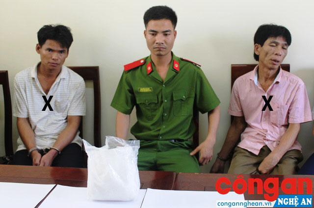 2 đối tượng Nguyễn Đình Thắng và Nguyễn Hữu Khanh (X) cùng hơn 1 kg ma túy đá bị Công an huyện Thanh Chương bắt giữ 