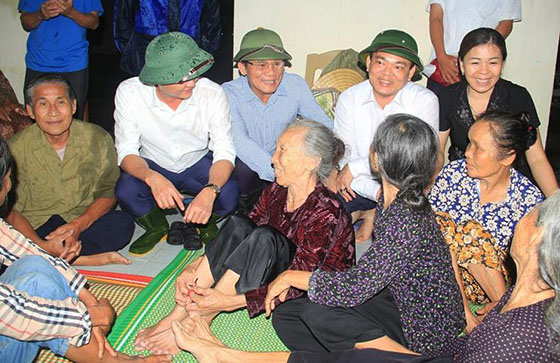 Lãnh đạo huyện Nghi Xuân và xã Xuân Phổ đã kịp thời có mặt chia sẻ với bà con