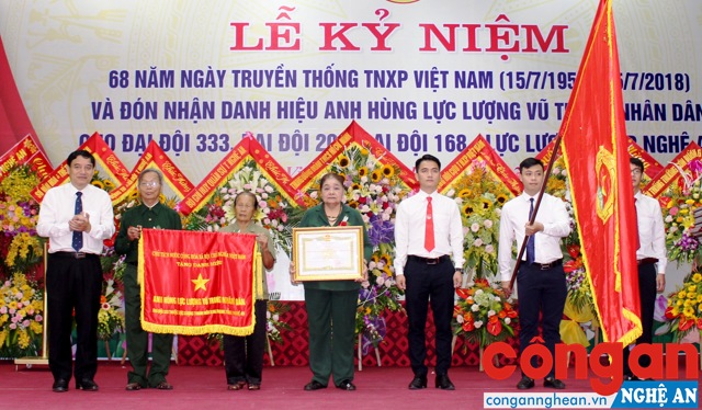 Thừa ủy quyền, đồng chí Nguyễn Đắc Vinh, Bí thư Tỉnh ủy trao tặng danh hiệu Anh hùng Lực lượng vũ trang nhân dân cho tập thể Đại đội TNXP 333