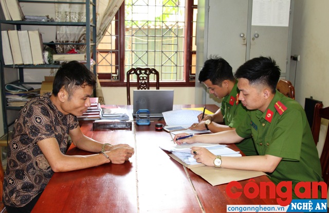 Công an huyện Diễn Châu lấy lời khai đối tượng mua bán trái phép chất ma túy
