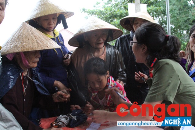 Mặc dù trời mưa to, nhưng rất đông người dân mặc áo mưa đến Trạm y tế để được khám bệnh và cấp phát thuốc từ rất sớm