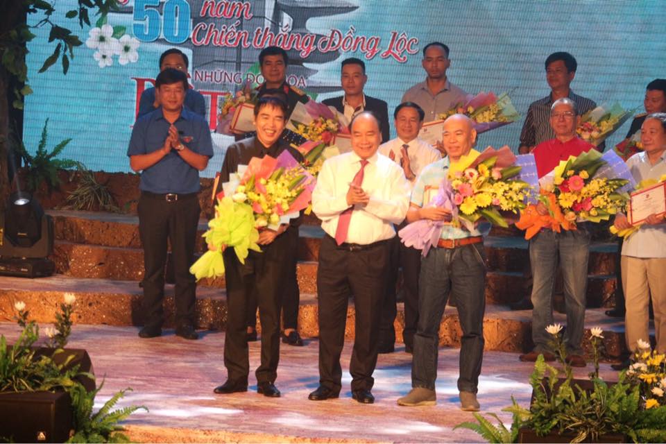 Thủ tướng Nguyễn Xuân Phúc trao giải A cho tác phẩm “Cổ tích quê mình”