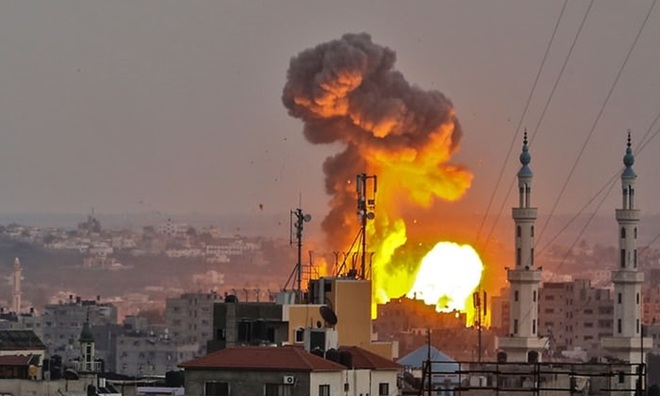 Lửa bùng lên tại Gaza sau đợt không kích của Israel. Ảnh: Getty