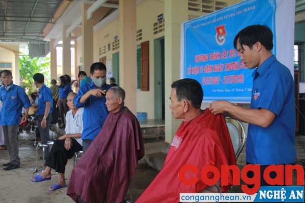 Ngoài ra, đoàn đã tổ chức cắt tóc miễn phí cho thân nhân gia đình liệt sĩ nếu có yêu cầu