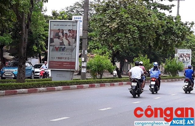 Biển quảng cáo khổ lớn gây cản trở tầm nhìn của người tham gia giao thông trên đường Phan Bội Châu, TP Vinh