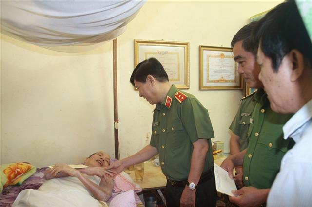 Thứ trưởng Nguyễn Văn Sơn đến tận giường để thăm hỏi thương binh không thể di chuyển.