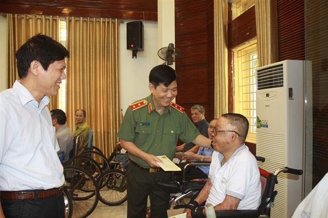 Thứ trưởng Nguyễn Văn Sơn động viên chia sẻ với Thương binh Đinh Văn Dương.