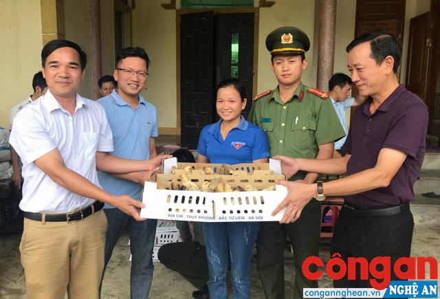 Đoàn Thanh niên Công an tỉnh tặng gà giống cho thành viên của Câu lạc bộ Thanh niên khởi nghiệp tại 2 huyện Thanh Chương và Đô Lương