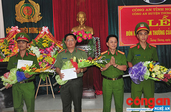 Trung úy Nguyễn Văn Lam và đồng đội được Tổng cục Cảnh sát (Bộ Công an) biểu dương, khen thưởng