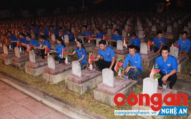 Đoàn viên thanh niên thắp nến, dâng hương tại Nghĩa trang liệt sỹ Việt - Lào tại huyện Đô Lương