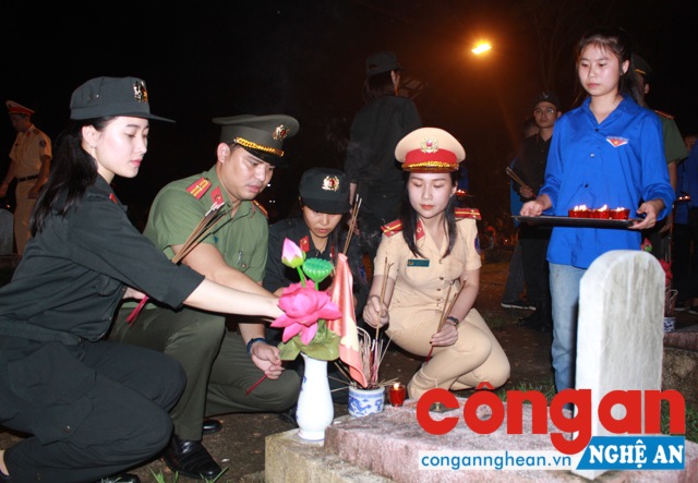 Tuổi trẻ Công an nhân dân thắp hương tại Nghĩa trang liệt sỹ Việt - Lào tại huyện Đô Lương