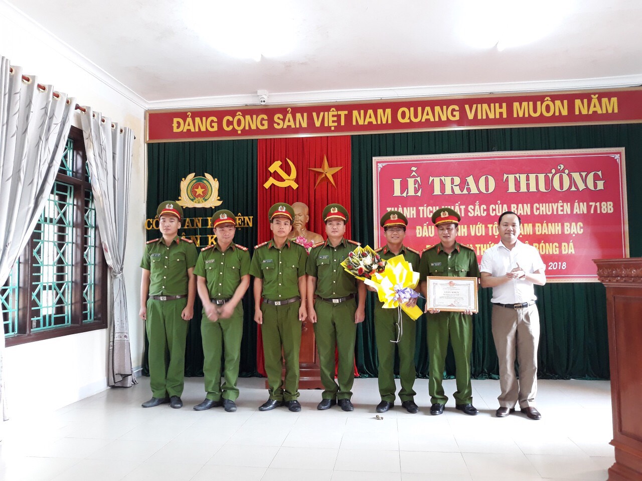 Đồng chí Hoàng Quốc Việt - Chủ tịch UBND huyện Tân Kỳ trao thưởng cho Ban chuyên án 718B