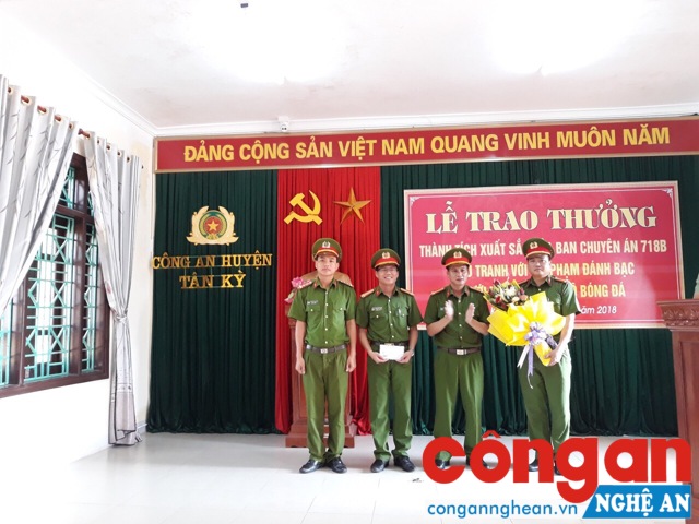 Trung tá Phạm Vũ Cường- Trưởng Công an huyện thừa ủy quyền Giám đốc Công an tỉnh trao thưởng cho Ban chuyên án 718B