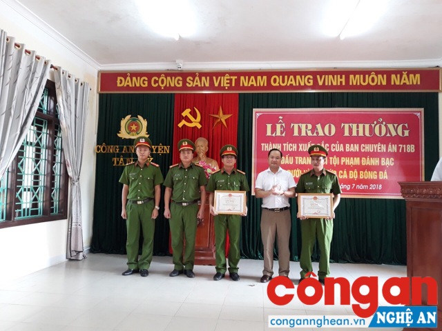 Đồng chí Hoàng Quốc Việt - Chủ tịch UBND huyện Tân Kỳ trao thưởng cho Ban chuyên án 518C và 618Đ