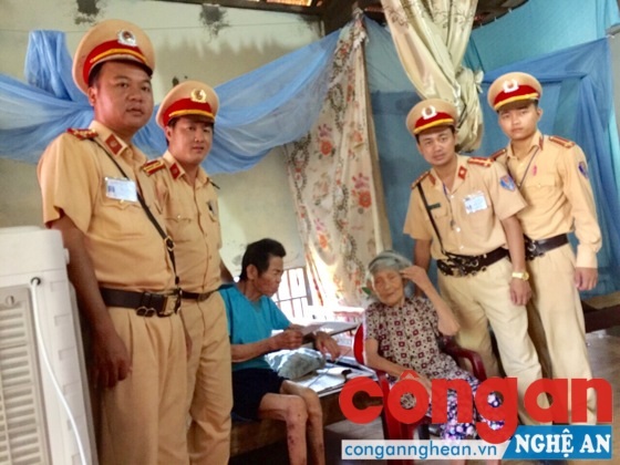 Đội CSGT-TT-CĐ Công an huyện Hưng Nguyên trao quà cho gia đình chính sách