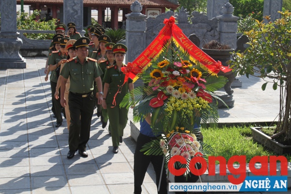 Đoàn cán bộ dâng lẵng hoa tươi thắm tưởng niêm đến các anh hùng liệt sỹ TNXP Truông Bồn