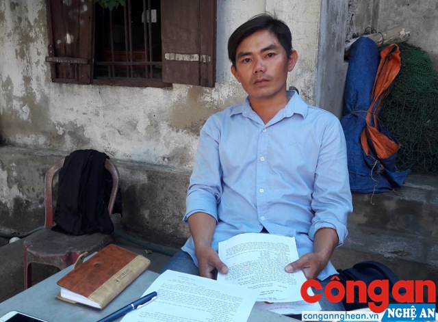 Anh Trần Văn Cường buồn bã kể lại sự việc với phóng viên