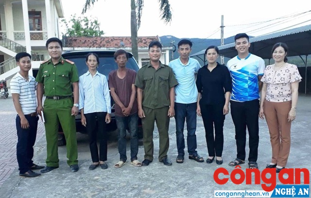 Thượng úy Hồ Văn Đạt cùng Ban Công an xã Quỳnh Lộc bàn giao người bị lạc cho gia đình