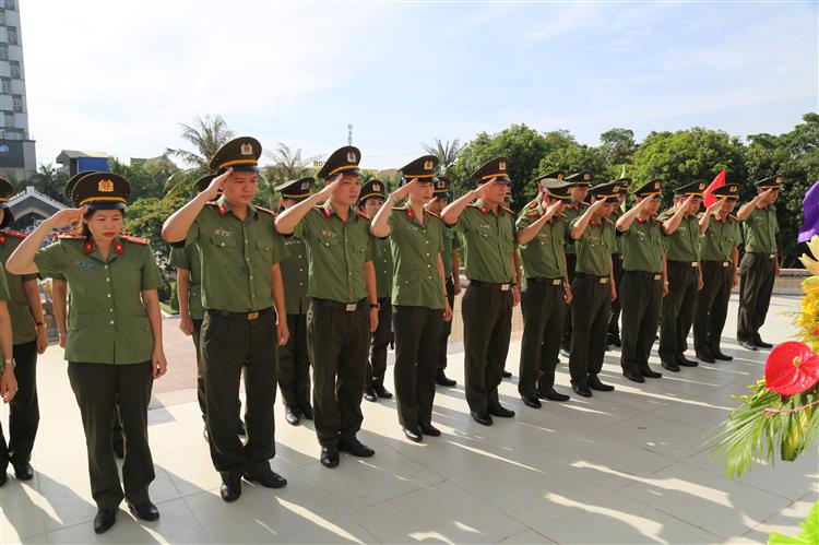 Tập thể đơn vị tưởng niệm các anh hùng đã hy sinh tại nghĩa trang liệt sỹ  TP Vinh