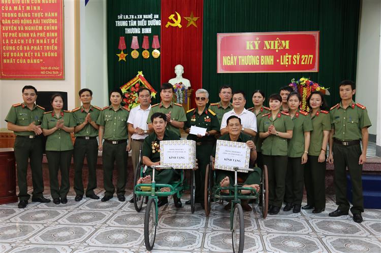 Phòng Tham mưu đã đến thăm, động viên và tặng quà cho 68 thương binh nặng tại Trung tâm Điều dưỡng thương binh Nghệ An 