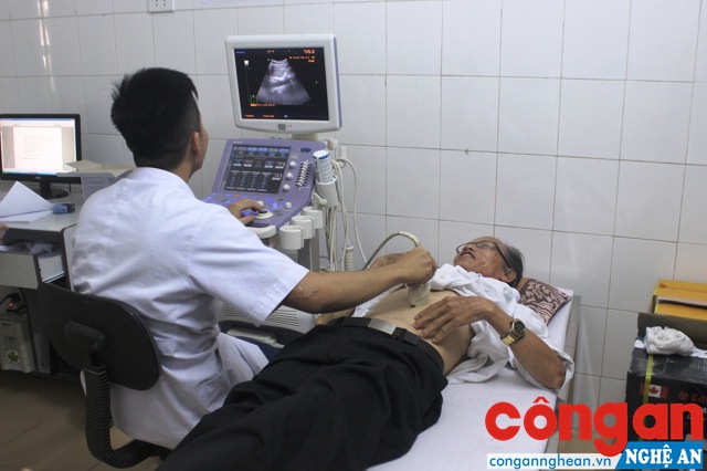 Người dân khám bệnh tại Bệnh viện Đa khoa huyện Hưng Nguyên