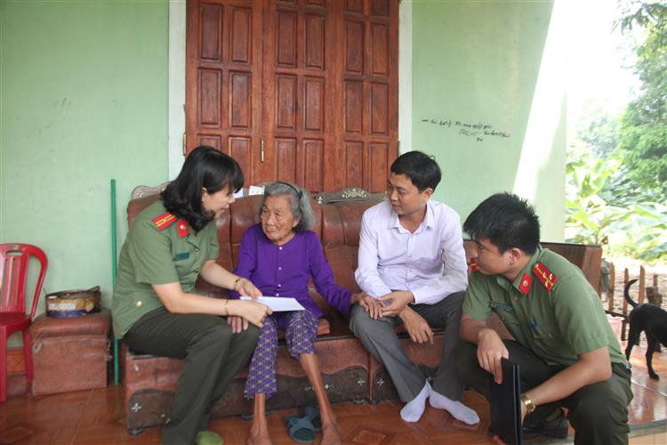 Tặng quà thân nhân liệt sỹ: Lê Thị Thư và Nguyễn Thị Con tại Thị trấn Con Cuông