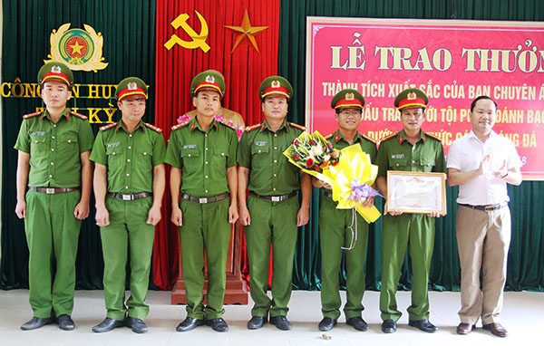 Đồng chí Hoàng Quốc Việt, Chủ tịch UBND huyện Tân Kỳ khen thưởng Ban chuyên án 718B