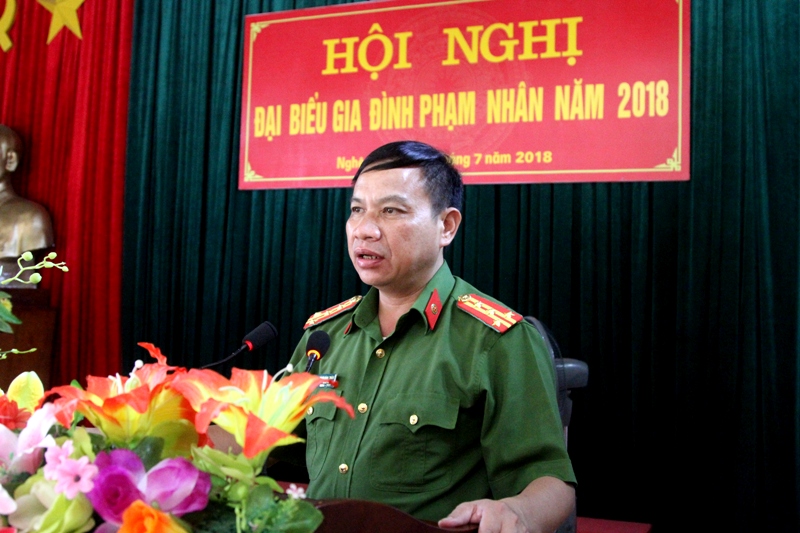 Đại tá Phan Đình Thành, Giám thị Trại giam số 3 đối thoại với đại biểu gia đình phạm nhân.