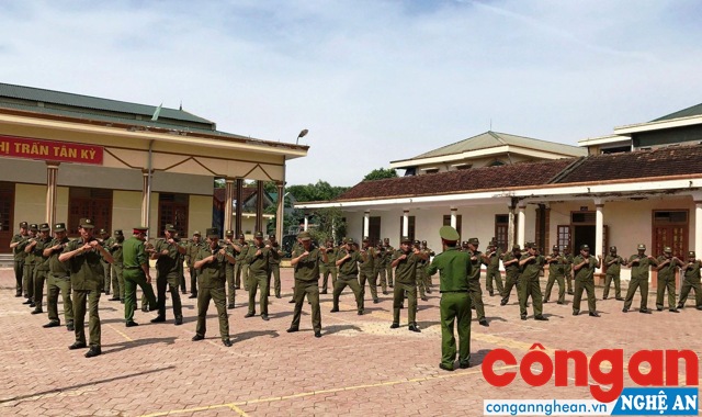 Gần 100 đồng chí là lực lượng Công an xã được huấn luyện điều lệnh, đội ngũ CAND