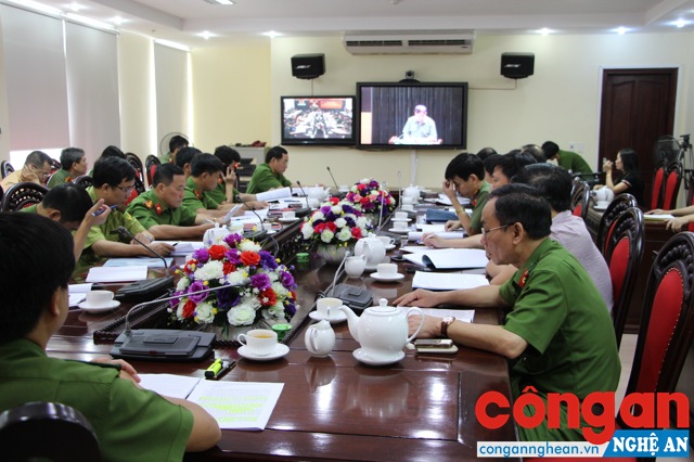 Trung tướng Nguyễn Văn Sơn- Thứ trưởng Bộ Công an đã báo cáo tóm tắt về tình hình, kết quả triển khai thực hiện Pháp lệnh quản lý, sử dụng VK,VLN, CCHT và triển khai Luật quản lý VK-VLN-CCHT.