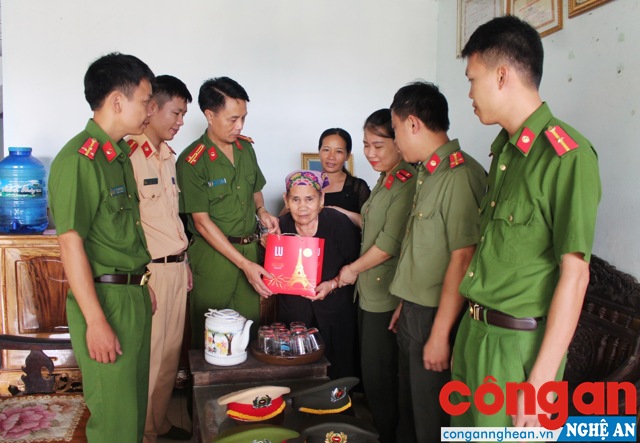 Đoàn đến thăm và tặng quà cho mẹ Việt Nam anh hùng Vi Thị Quỳ