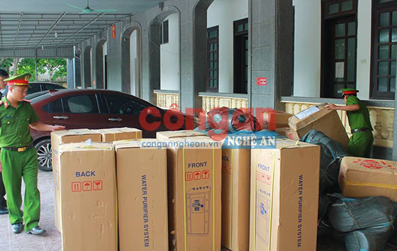 Lượng hàng hóa không rõ nguồn gốc bị Công an huyện Can Lộc (Hà Tĩnh) bắt giữ