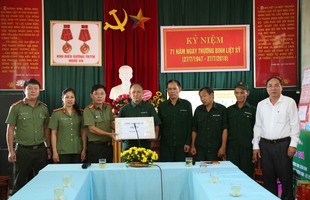 Đoàn công tác Công an tỉnh thăm, tặng quà các thương bệnh binh tại Trung tâm Điều dưỡng thương binh Nghệ An và Khu Điều dưỡng Tâm thần kinh Nghệ An tại Nghi Phong, Nghi Lộc, Nghệ An.