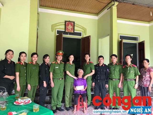 Đoàn thăm và tặng quà Mẹ Việt Nam anh hùng Nguyễn Thị Năm