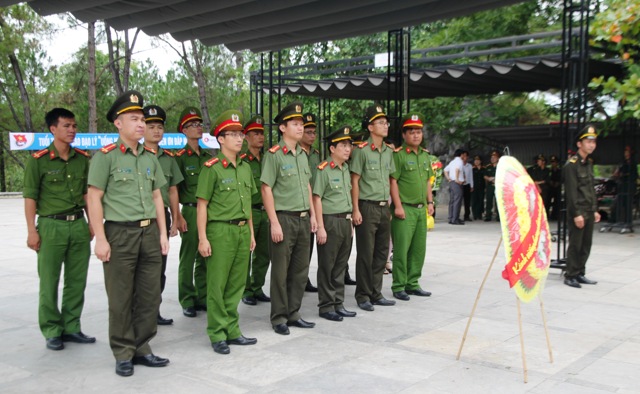 Đoàn thanh niên Công an tỉnh Nghệ An dâng hoa tại Nghĩa trang liệt sỹ Quốc gia Trường Sơn