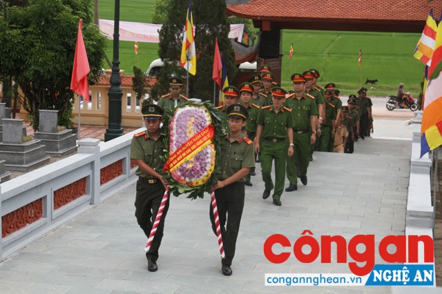 Đoàn dâng hương, dâng hoa tại Nghĩa trang liệt sỹ huyện Nam Đàn