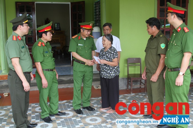Đoàn đã đến thăm và tặng quà bà Nguyễn Thị Sứ (83 tuổi), vợ liệt sỹ Vương Đình Hạnh...