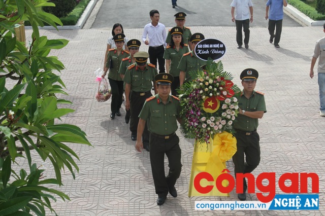 CBCS Báo Công an Nghệ An dâng hoa tại Nghĩa trang liệt sĩ TP Vinh