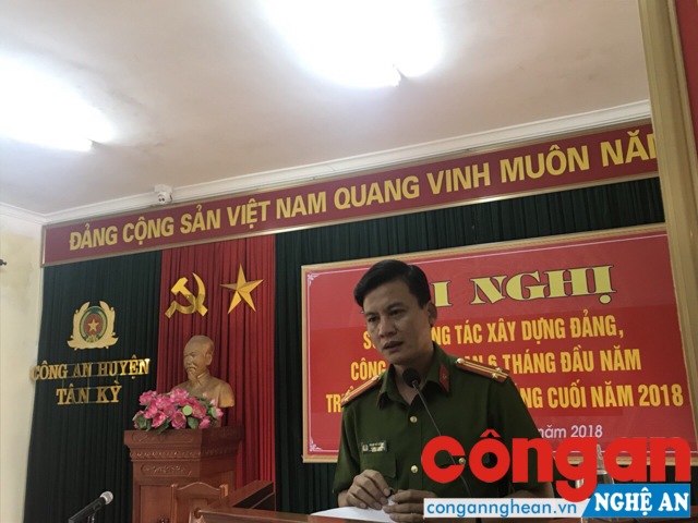 Đồng chí Trung tá Phạm Vũ Cường - Bí thư Đảng ủy, Trưởng Công an huyện Tân Kỳ phát biểu tại hội nghị