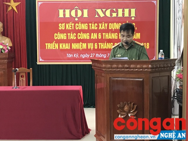 Đồng chí Trung tá Nguyễn Văn Thành - Phó bí thư Đảng ủy, Phó trưởng Công an huyện đọc báo cáo sơ kết công tác xây dựng Đảng 6 tháng đầu năm 2018 và triển khai nhiệm vụ 6 tháng cuối năm 2018