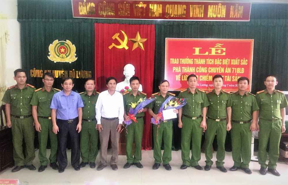 Đồng chí Đại tá Nguyễn Mạnh Hùng, Phó Giám đốc Công an tỉnh khen thưởng Ban Chuyên án.