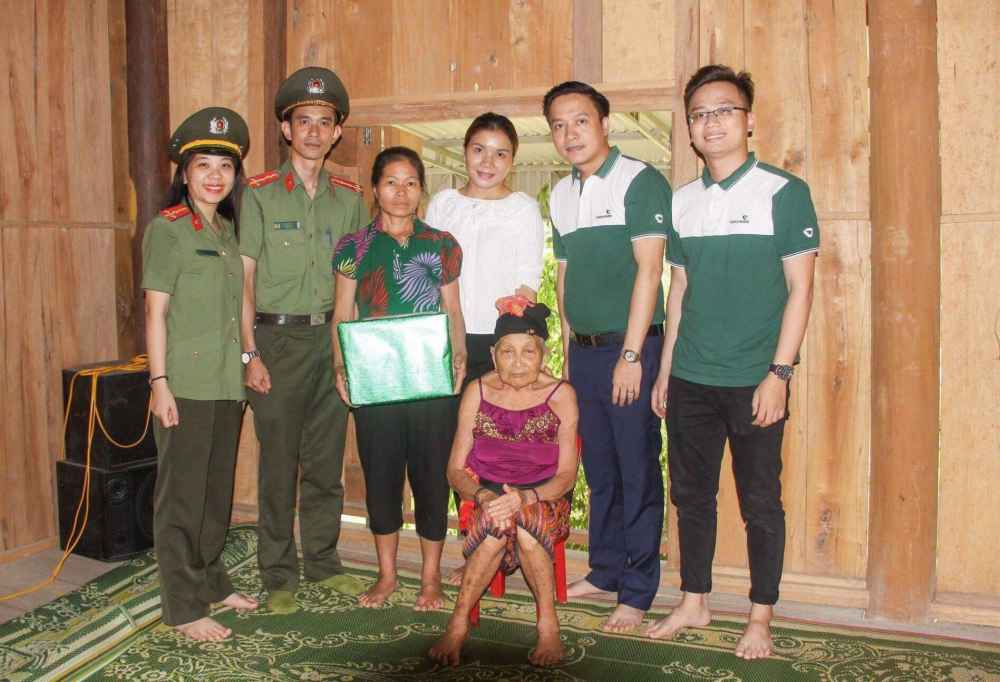Thăm hỏi và tặng quà mẹ Việt Nam anh hùng