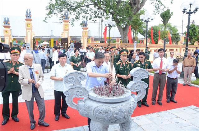 Bộ trưởng Tô Lâm cùng các đại biểu dâng hương tưởng niệm Trung tướng Nguyễn Bình.