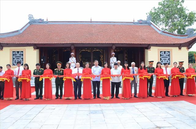 Bộ trưởng Tô Lâm cùng các đại biểu cắt băng khánh thành Nhà tưởng niệm Trung tướng Nguyễn Bình.